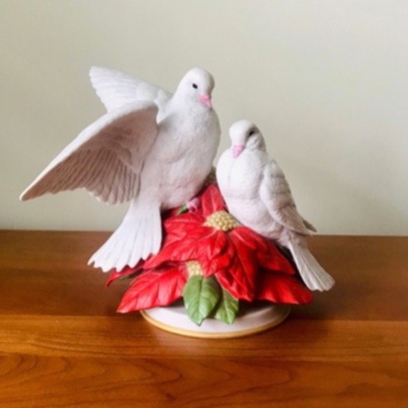 Vintage FRANKLIN MINT Christmas White Doves w/Poinsettia Figurine - Picture 1 of 8